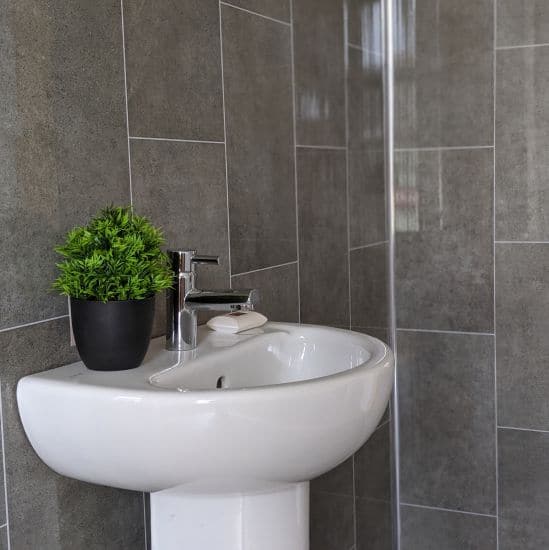 8 mm Wandpaneel in Graphitgrau mit Fliesenoptik