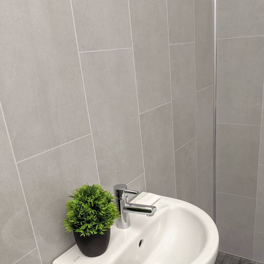 8 mm klassische graue Wandpaneele in Fliesenoptik für Badezimmer, 2,6 m