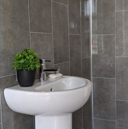 8 mm Wandpaneel in Graphitgrau mit Fliesenoptik