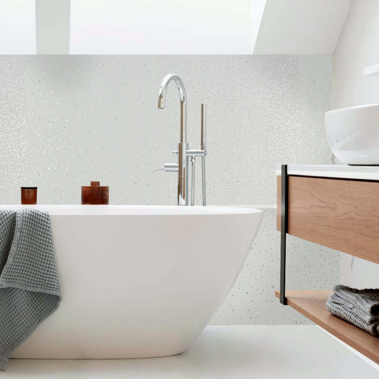 10 mm starke Duschwand aus Platinweiß mit Glitzerglanz, 1 m x 2,4 m