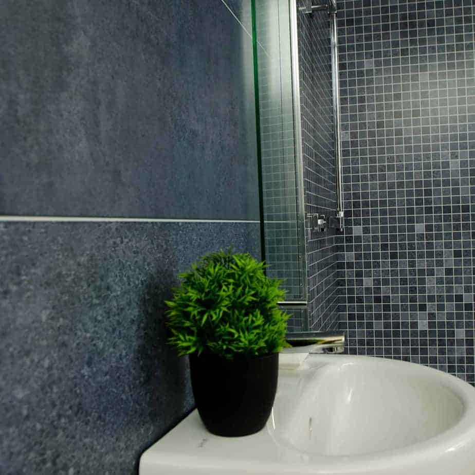 10 mm starkes, mattes Duschpaneel aus römisch-blauem Mosaik, 1 m x 2,4 m