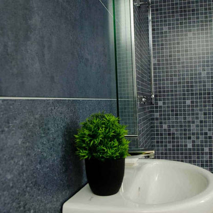 10 mm starkes, mattes Duschpaneel aus römisch-blauem Mosaik, 1 m x 2,4 m