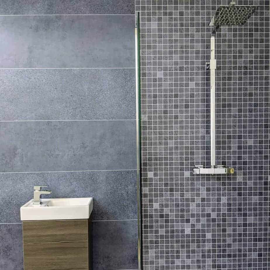 10 mm starkes, mattes Duschpaneel aus römisch-blauem Mosaik, 1 m x 2,4 m