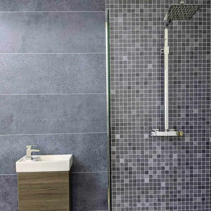 10 mm starkes, mattes Duschpaneel aus römisch-blauem Mosaik, 1 m x 2,4 m