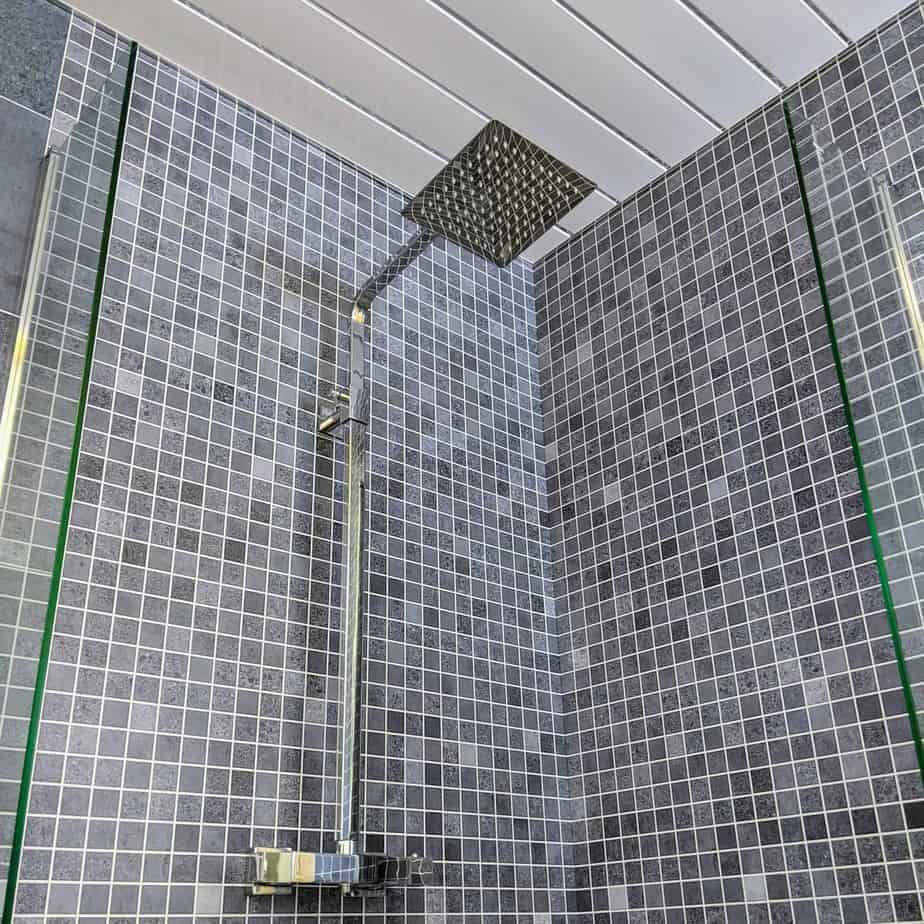 10 mm starkes, mattes Duschpaneel aus römisch-blauem Mosaik, 1 m x 2,4 m