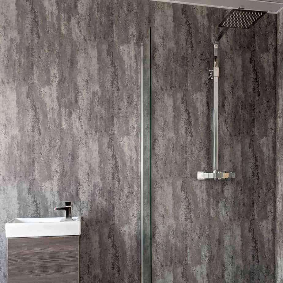 10 mm starke, polierte, matte Duschwand aus Beton, 1 m x 2,4 m