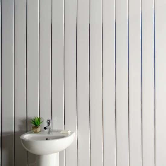 8 mm weiße Hochglanz-Wand- und Deckenpaneele mit 2 Chromleisten, 2,6 m