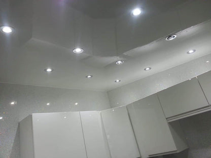 8 mm weiße Hochglanz-Wand- und Deckenpaneele für Badezimmer, 2,6 m