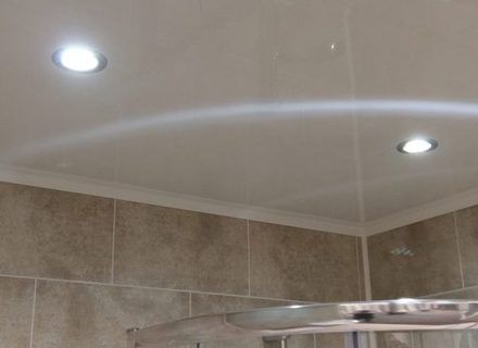 8 mm weiße Hochglanz-Wand- und Deckenpaneele für Badezimmer, 2,6 m