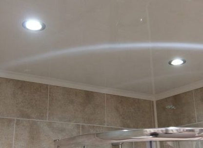 8 mm weiße Hochglanz-Wand- und Deckenpaneele für Badezimmer, 2,6 m